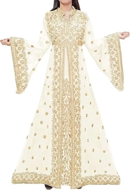 Bridal caftan in white with embroidery and gold design for a bride at a wedding ceremony.